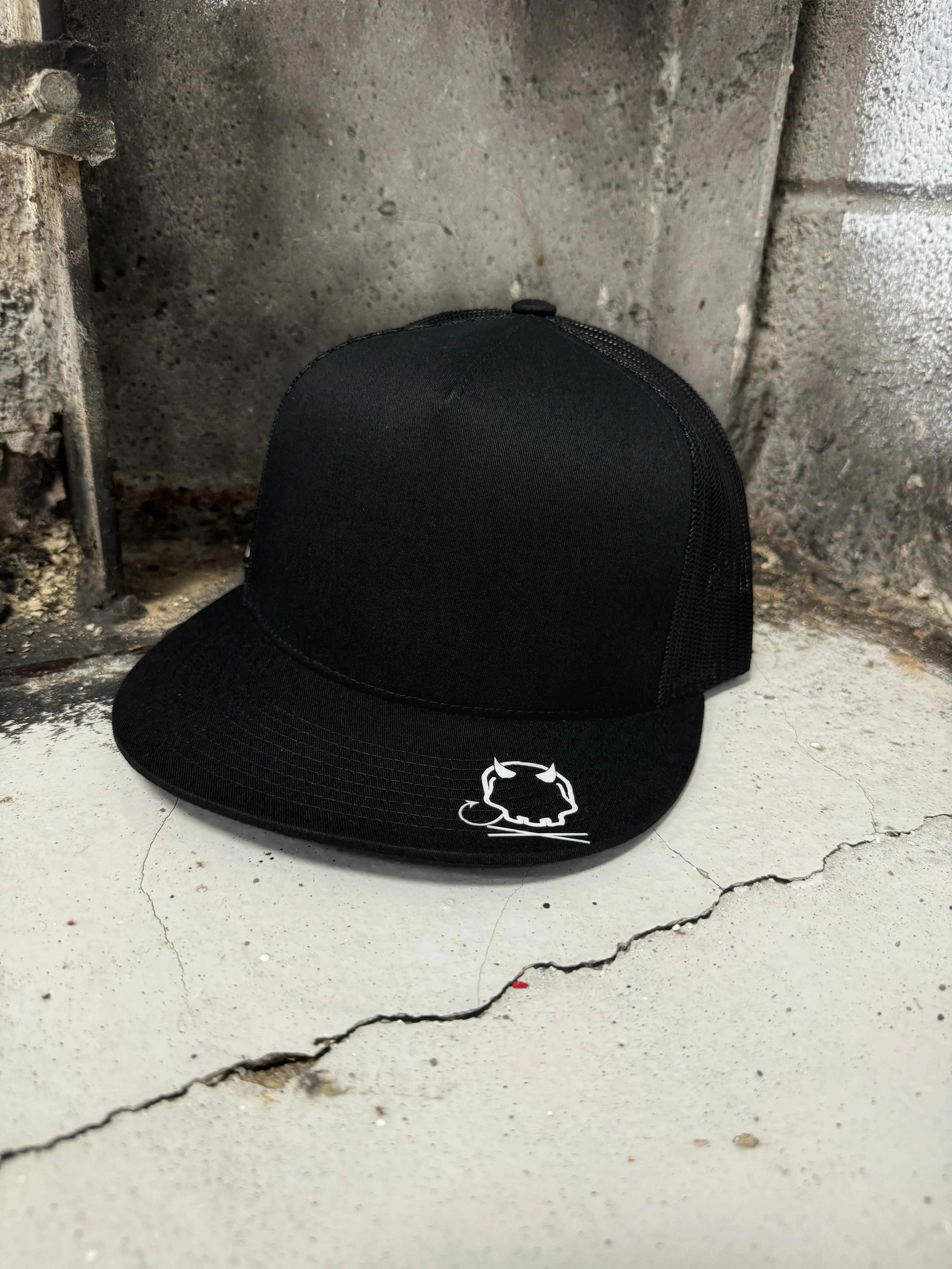 DRIVEN QUEEN SIDE STYLE BLACK HAT