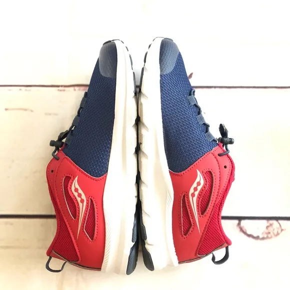 Saucony sneaker NWT