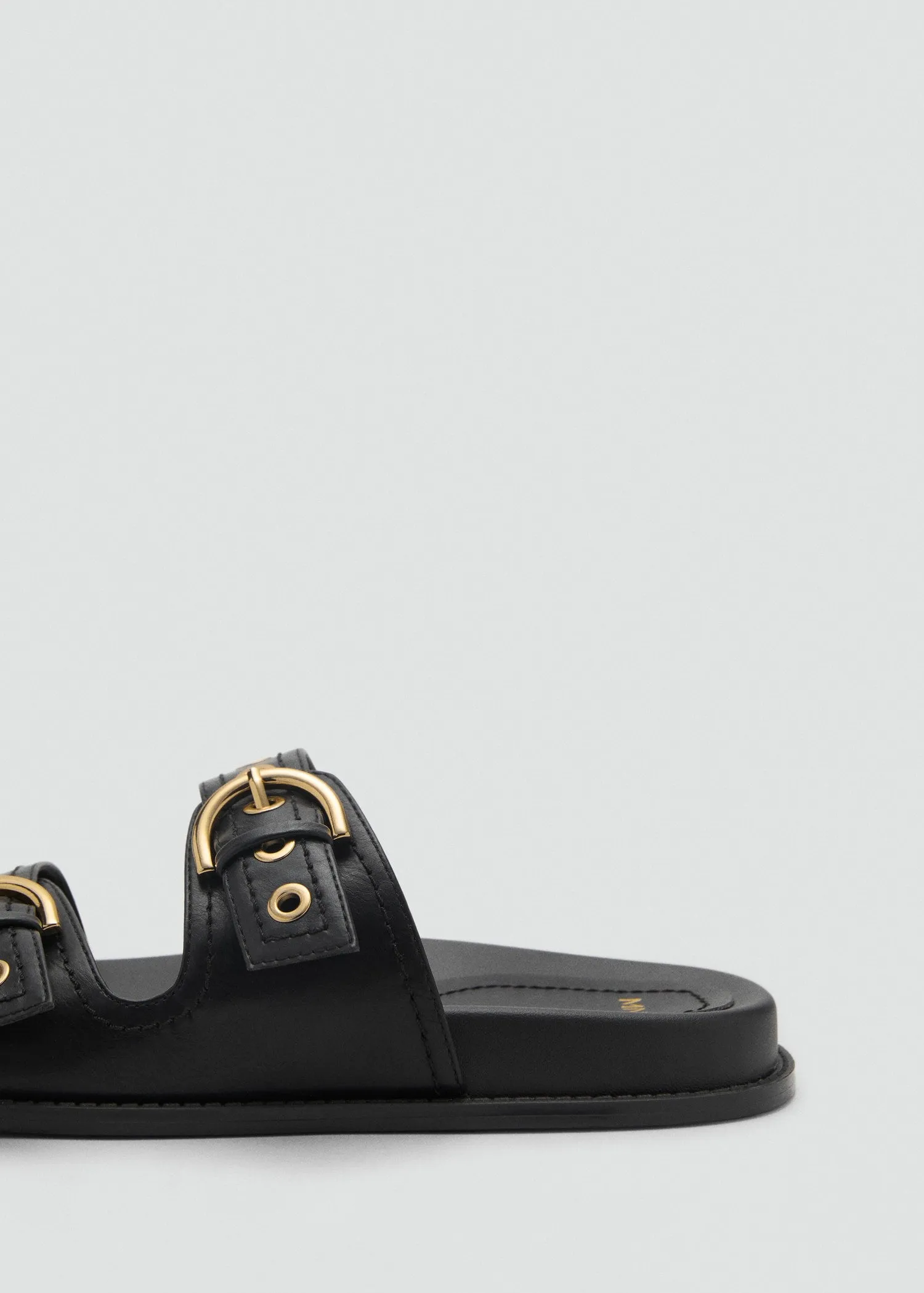 Strap sandals with buckle