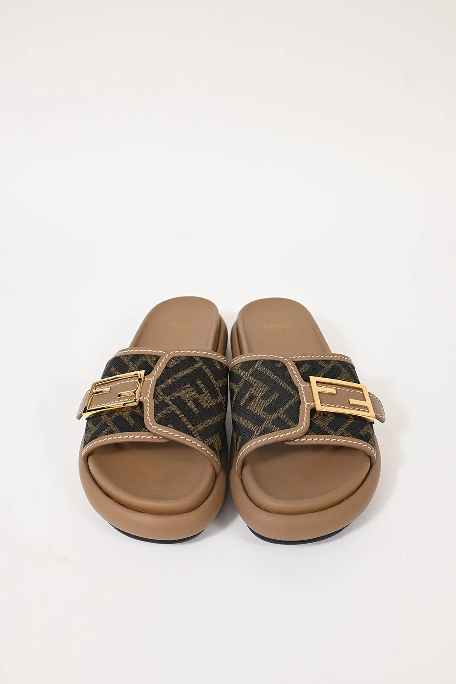 [WS8121] Fendi | Flat sandals